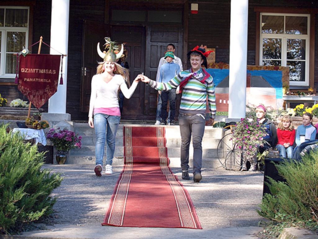 Muižas dienas izrādes kulminācija – pašu apdarināto cepuru izrāde dejas soļos.