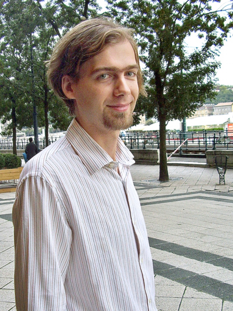 Kornēls Andzans Baloghs regulāri ciemojas Latvijā, Rīgā dzīvo viņa tuvinieki un draugi.