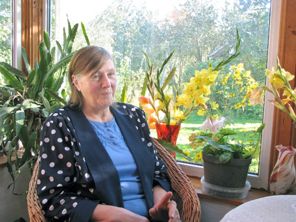 Dzintra Bračka teic: «Pēdējo reizi liela balle manā dzimšanas dienā tika rīkota, kad vēl strādāju kolhozā. Tagad svētki tā vairs neprasās. Pietiek jau ar to, ka ar pārējām draudzenēm no Saulaines laikiem atzīmējam vārdadienas.»