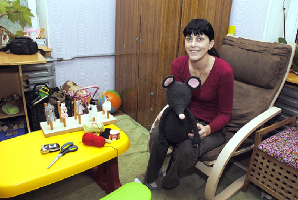 Inese Bramane tur rokās vēl nepabeigto miega peli, kurai vēl būs krekliņš.