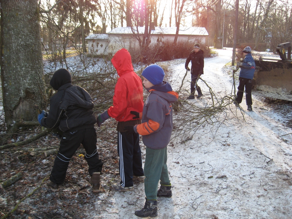 Brunavas pagasta Ērgļos vienkopus talko pieaugušie un bērni. 
Autors: Baiba Marčenkova