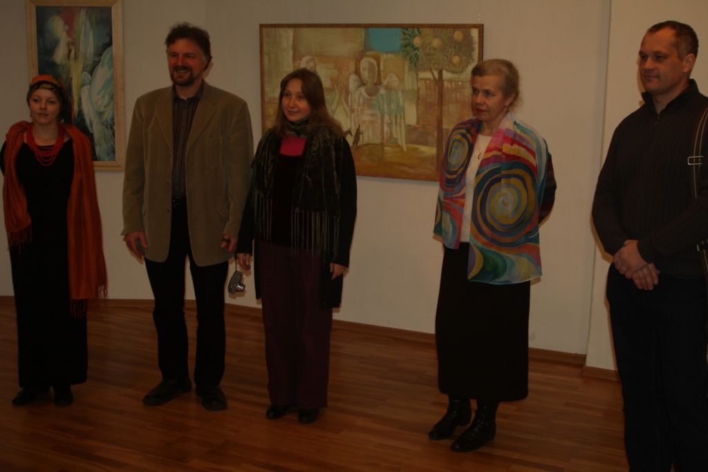 Mākslinieki Dace Kaša (no kreisās), Tālivaldis un Ieva Muzikanti, Maija Purgaile un Rolands Krišjānis Adventes pirmo svētdienu pavadīja Bauskas novadpētniecības un mākslas muzejā.
Autors: Raitis Ābelnieks