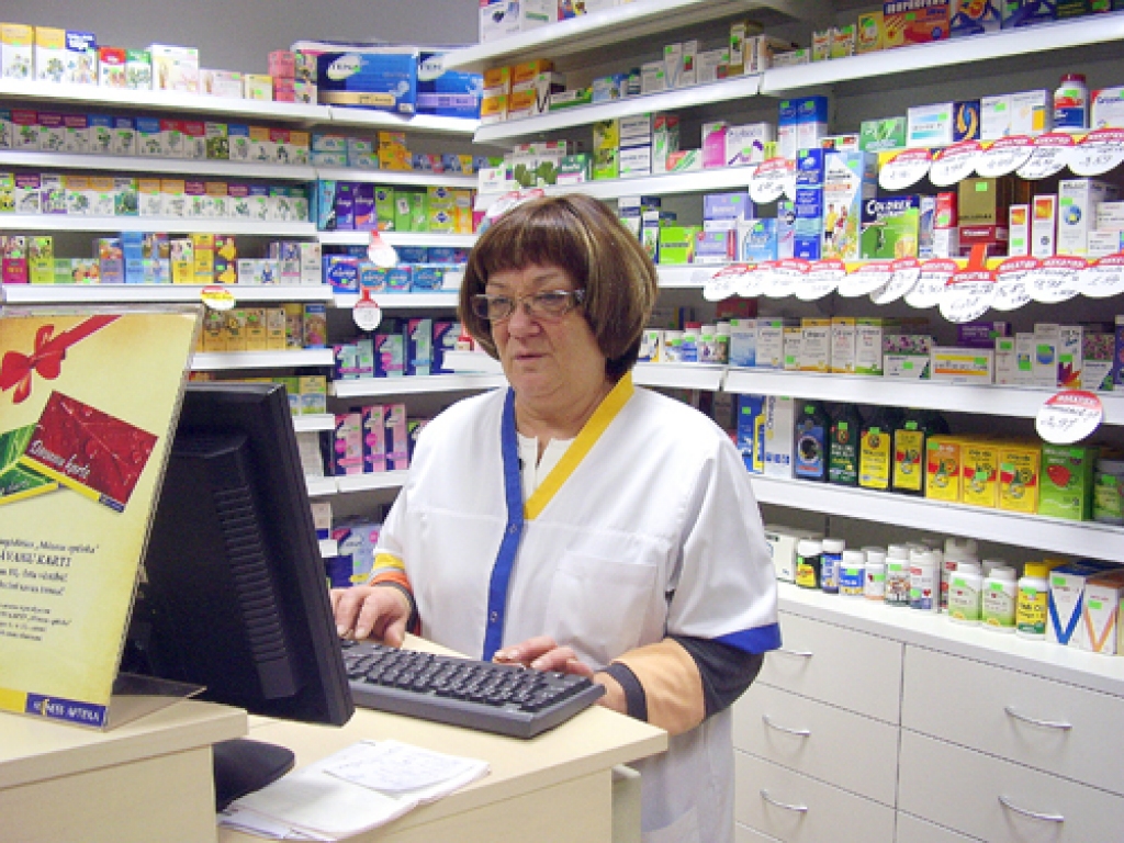 Mēness aptieka, kas gadiem ilgi strādāja Bauskas vecpilsētas centrā un bija pazīstama ar nosaukumu «Rātsnama aptieka», novembra beigās atvērta Zaļajā ielā 11 – starp daudzdzīvokļu namiem līdzās automaģistrālei A-7. 
Autors: Inga Muižniece