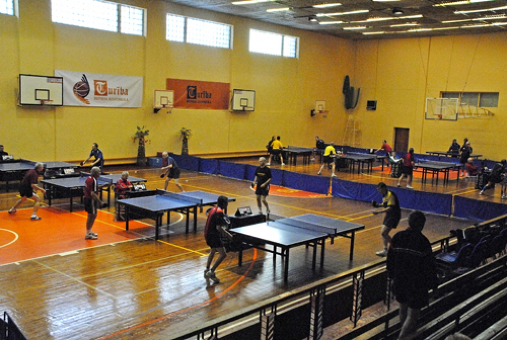 Latvijas Republikas desmitajā atklātajā veterānu čempionātā galda tenisā Iecavas sporta namā «Dartija» sacentās 88 sportisti.
Autors: Ivars Bogdanovs