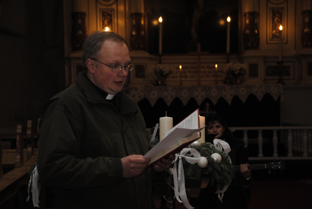 Ar lasījumiem no Bībeles sadziedāšanos papildināja mācītājs Rolands Radziņš. 
Autors: Ivars Bogdanovs