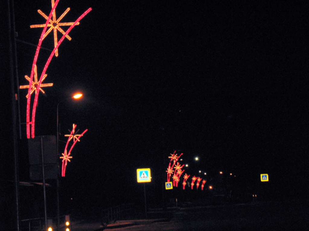 Bauskas ielās jau radīta svētku noskaņa, mirdz Ziemassvētku gaismiņas.
Autors: Vineta Šilberga