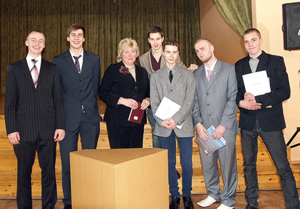 Bauskas 1. vidusskolas debašu trenere Daiga Telnere ar saviem uzvarētājiem – labākajiem nacionālajā turnīrā Dagaru Jesperu (no labās), Kristapu Zaķi un Miku Strazdiņu, kā arī Zemgales turnīra līderiem Mārci Žabovu (no kreisās), Artūru Rubinu un Artūru Tomu Plešu.
Autors: Māra Kristiāna Klimoviča