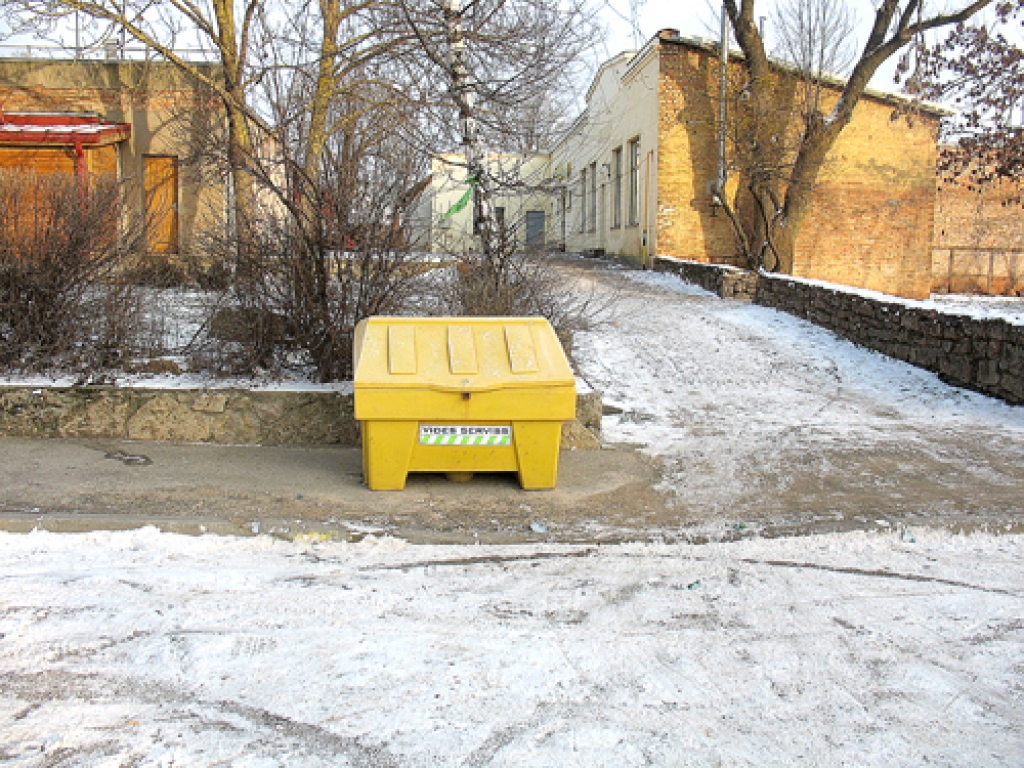 Ar sāls un smilšu maisījumu, ko kaisīt pret slīdēšanu, jau uzpildītas sētniekiem domātās 70 kastes.
Autors: Vineta Šilberga