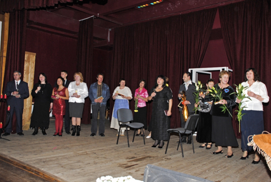 Rundāles novada amatierteātris «Stella» jubilejā dziedāja populāro dziesmu no izrādes «Lilioms» – «Atkal, atkal ir debesis pušu...». Centrā režisore Lilita Lauskiniece.
Autors: Ivars Bogdanovs