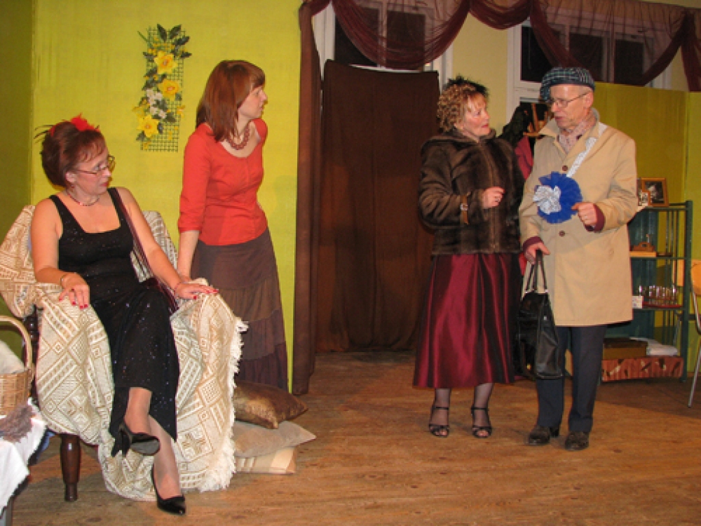 Vecsaules amatierteātris ar lugas «Trīs košas dāmas» pirmizrādi atzīmēja 30 darbības gadus.
Autors: Juris Iļņickis