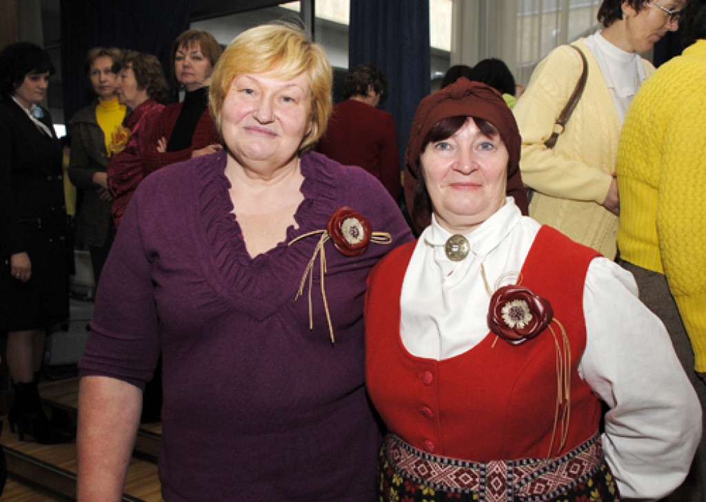 Latvijas Lauku sieviešu apvienības simbolisko goda zīmi – rožu ordeni – desmitajā konferencē saņēma skaistkalniete Laima Indriķe un Leontīna Grinberga no Vecumniekiem. 
Autors: Ivars Bogdanovs