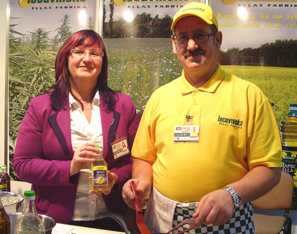 SIA «Iecavnieks» stendā tirdzniecības vadītāja Ineta Gulbe stāsta par jauno produkciju, bet pankūkas cep Ritvars Gulbis.
Autors: Inga Muižniece