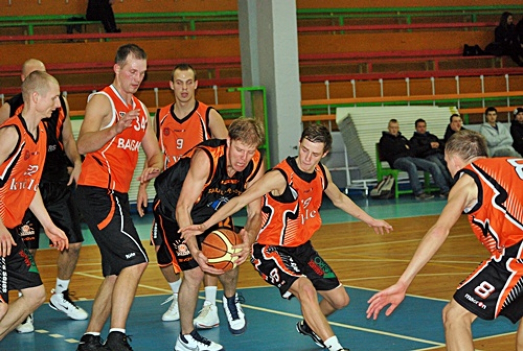 BK «Kvēle» spēlētājiem (oranžos tērpos) arī šoreiz cīņā zem groza klājās ļoti grūti. 
Autors: Uldis Varnevičs