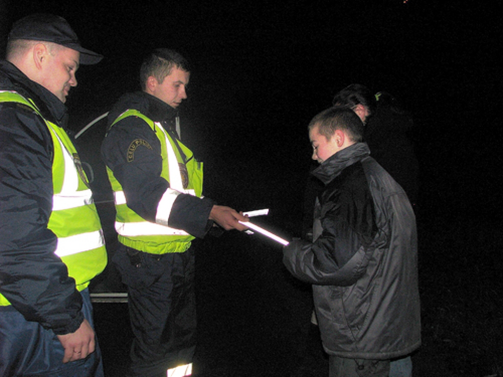 Reida laikā policisti Ģirts Freibergs (no kreisās) un Atis Buka dāvāja atstarotājus tiem gājējiem, kuriem diennakts tumšajā laikā to nebija.
Autors: Vilnis Auzāns