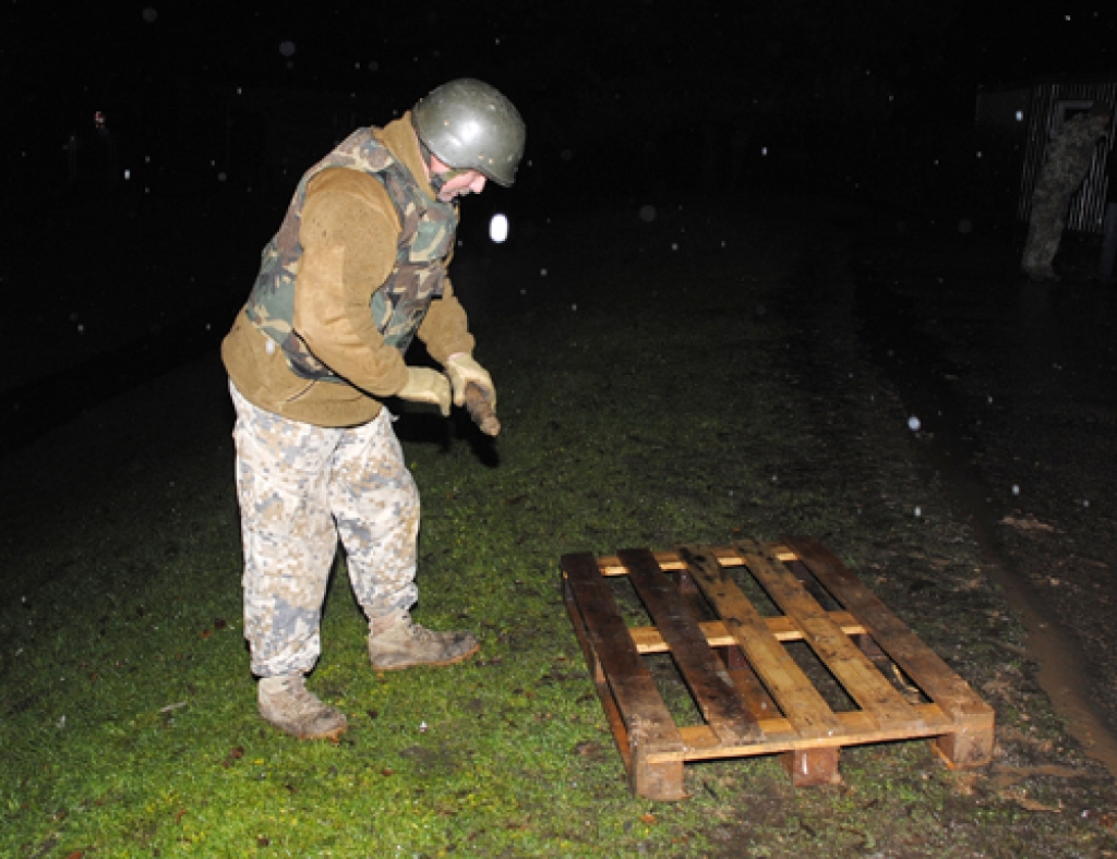 Aigars Circenis, NBS Zemessardzes 54. inženiertehniskā bataljona nesprāgušās munīcijas neitralizēšanas rotas kaprālis, izpētījis Bauskas pirmsskolas izglītības iestādes «Zīlīte» teritorijā atrasto lādiņu, gatavojas tā pārvietošanai.
Autors: Ivars Bogdanovs