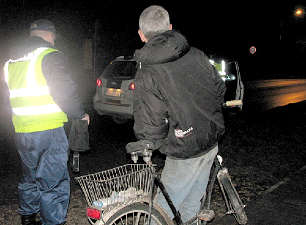 Lai arī sodi par velosipēda vadīšanu alkohola reibumā ir ļoti lieli, policija joprojām aiztur piedzērušos riteņbraucējus.
Autors: Vilnis Auzāns