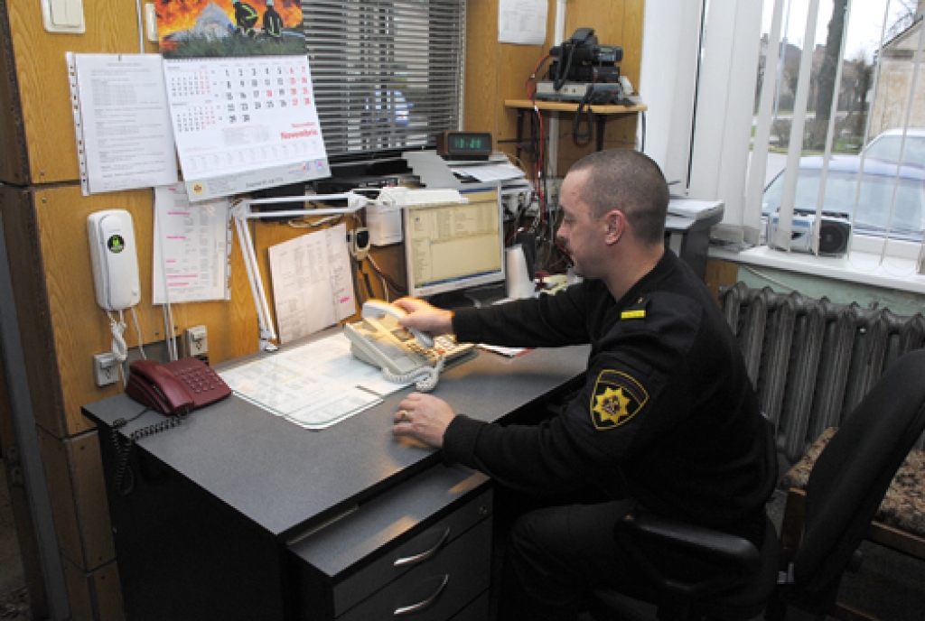 Valsts ugunsdzēsības un glābšanas dienesta ugunsdzēsējs Armands Naglāzs rāda, ka turpmāk visi zvani tiks uzklausīti vienotā dispičerdienestā Jelgavā.
Autors: Ivars Bogdanovs