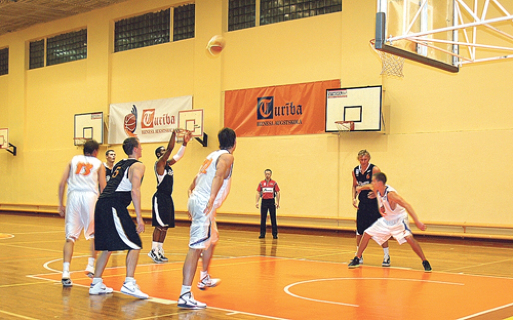 Latvijas basketbola līgas spēles aicina līdzjutējus uz Iecavu, uz sporta namu «Dartija».
Autors: no «Bauskas Dzīves» arhīva