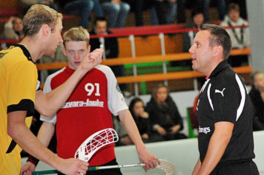 Baušķenieku līdzjutēji ar lāzera staru apžilbināja igauņu vārtsargu, kas izraisīja aktīvus viesu protestus spēles tienesim.
Autors: Uldis Varnevičs