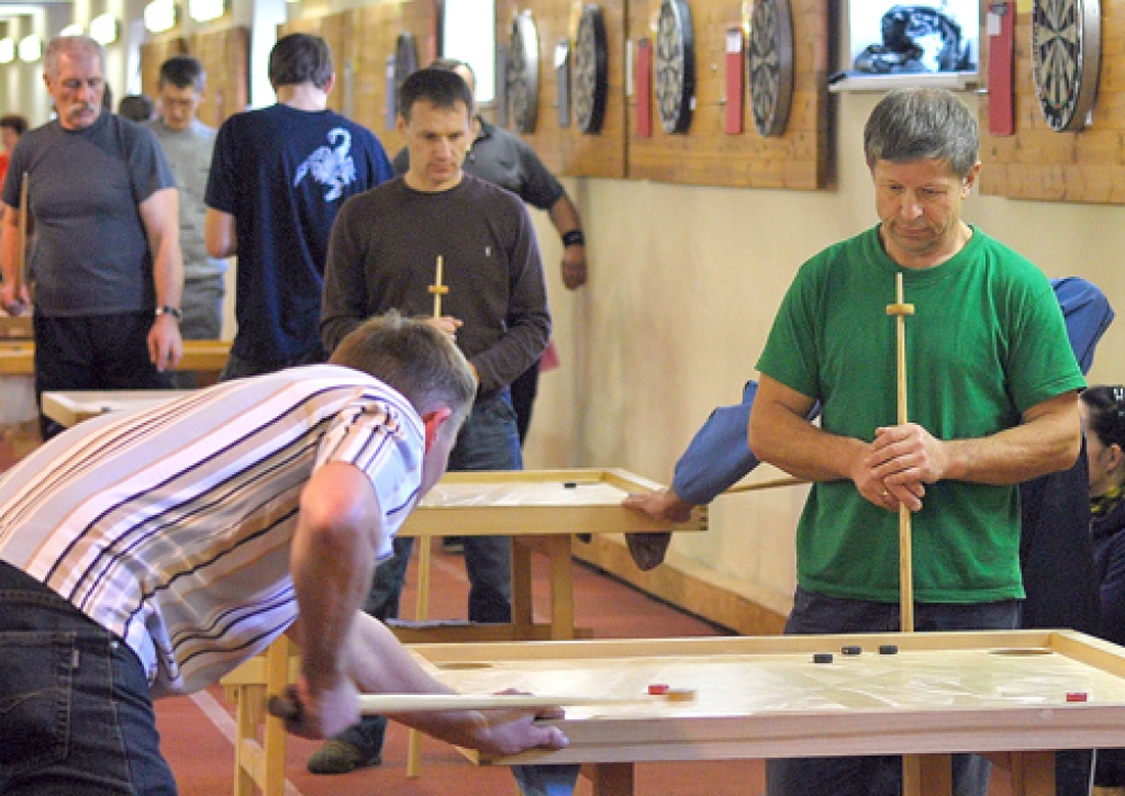 Aldis Pavilons, 1.vietas ieguvējs, (no labās) spēlē pret Ivaru Zadovski.
Autors: Uldis Varnevičs