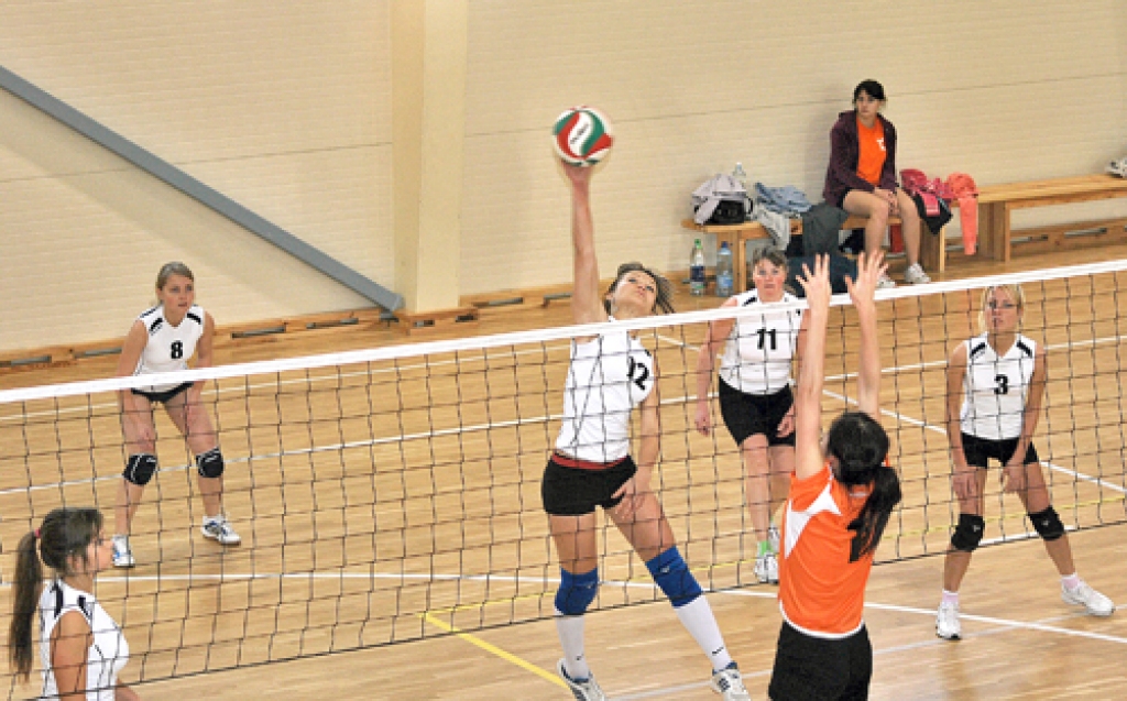 Vecumnieku meitenēm (baltos tērpos) nācās samierināties ar trešo vietu. 
Autors: Uldis Varnevičs