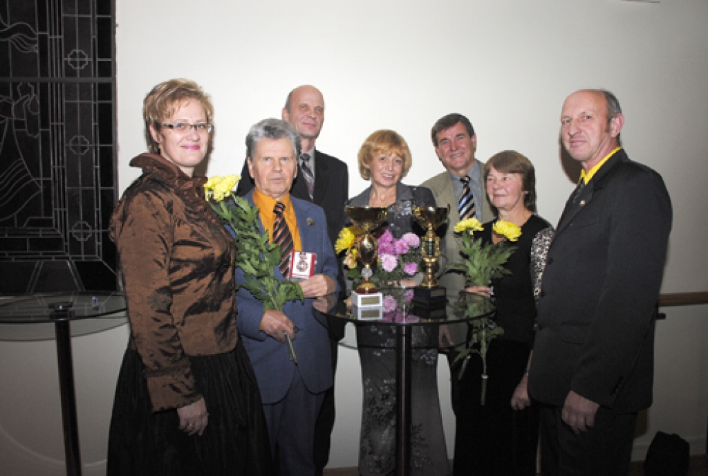 Latvijas sporta veterānu salidojumā Bauskas novads izcēlās ar diviem apbalvojumiem – kausu lielo novadu grupā un balvu absolūtajā vērtējumā. Attēlā no kreisās – sporta centra «Mēmele» galvenā speciāliste Inga Ūbele, sportisti Aivars Kamols, Jānis Feldmanis, Vilija Akermane, Alfons Zaķis, Inta Liepa un Modris Indriksons.
Autors: Juris Iļņickis