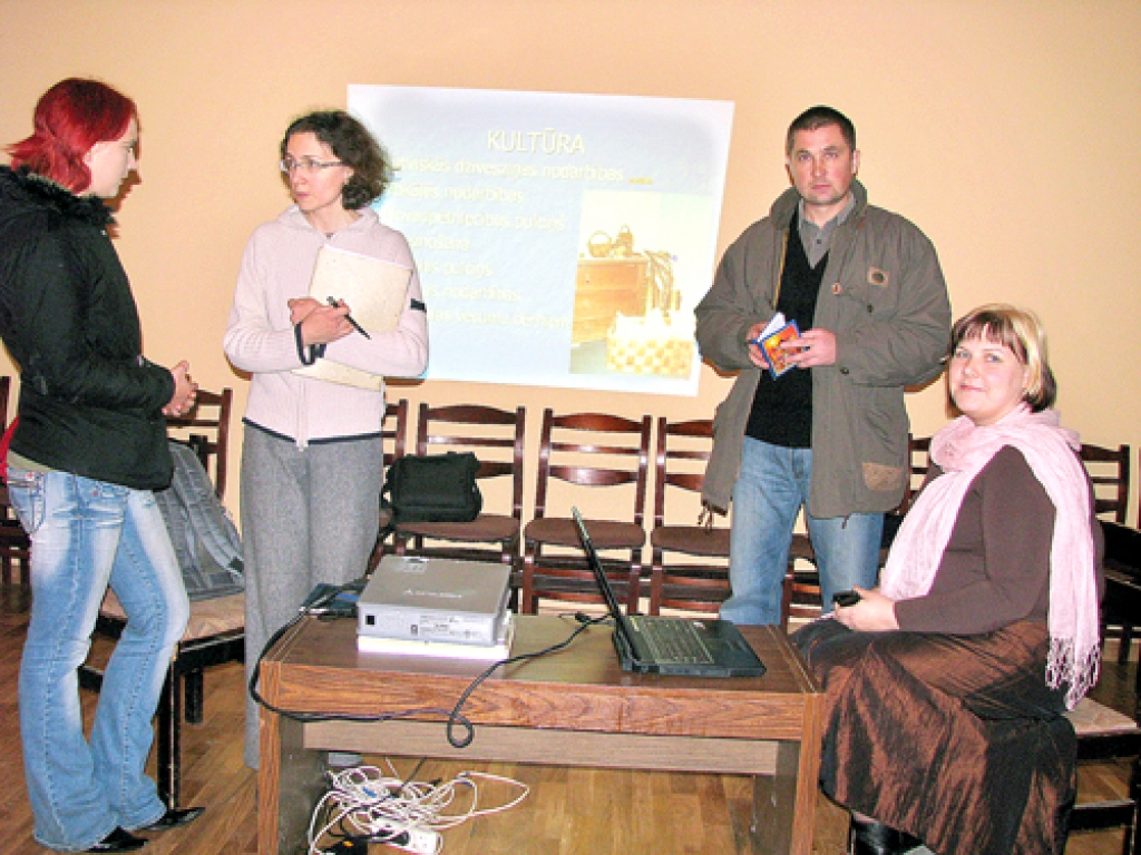 Atzinības rakstu par projekta «Pārmaiņu iespējas skolām» izstrādi un realizēšanu 18.novembrī saņēma kurmeniete Kristīne Jansone (otrā no kreisās). Attēlā – pērnā gada novembris, kad Kristīne un projekta otra autore Gundega Drava iepazīstināja kurmeniešus ar projekta ideju. Nu gads pagājis, un 30. novembrī šis projekts pagastā noslēgsies.
Autors: no «Bauskas Dzīves» arhīva.