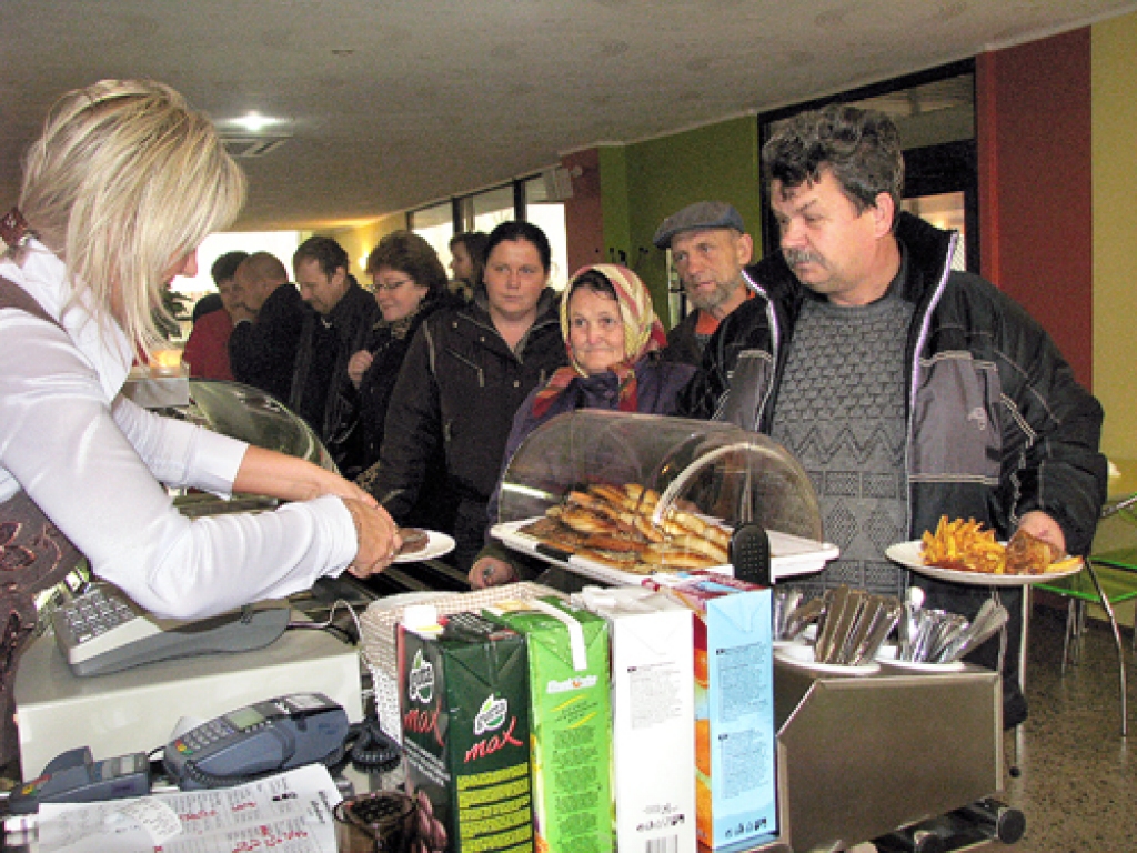 Apmierināts par iespēju papusdienot darbavietā ir SIA «Aips» šoferis Jānis Paškonis (no labās).
Autors: Vilnis Auzāns