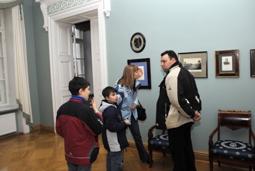 Latvijas Republikas dzimšanas dienu Barkovsku ģimene no Bauskas nolēmusi svinēt, kopīgi apmeklējot Mežotnes pili.
Autors: Ivars Bogdanovs