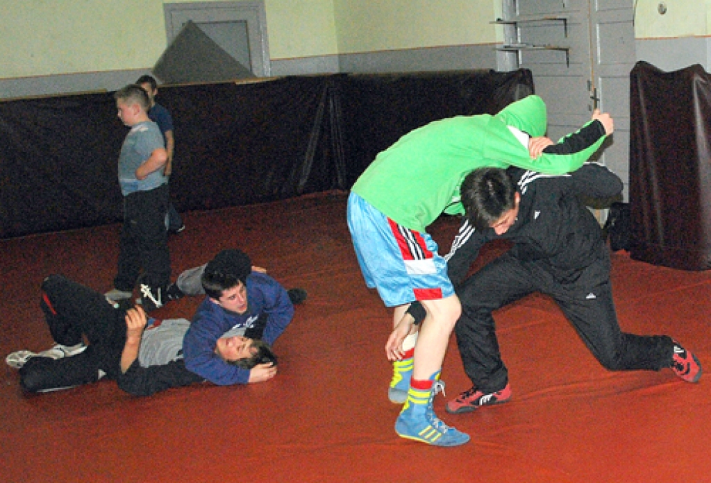 Brīvās cīņas grupa Jurija Ručkanova vadībā trenējas Bauskas novada sporta bāzē. 
Autors: Uldis Varnevičs