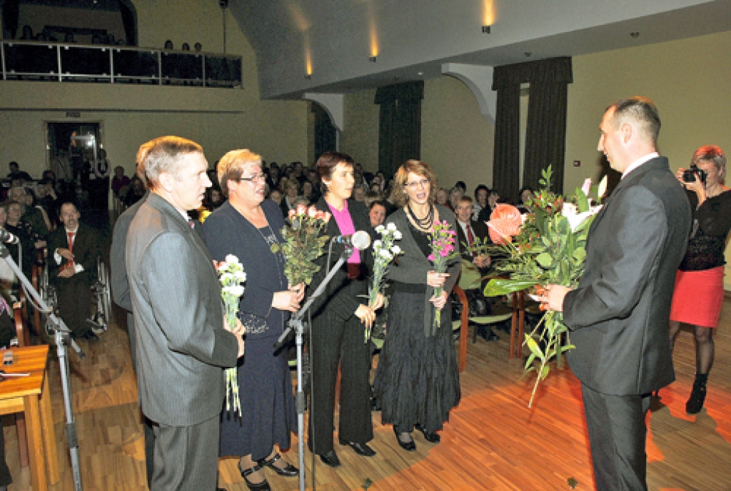 Ar Voldemāra Pāruma (no labās) sasniegumiem lepojas viņa kolēģi no sporta nama «Dartija», kas kuplā pulkā bija ieradušies viņu apsveikt.
Autors: Ivars Bogdanovs