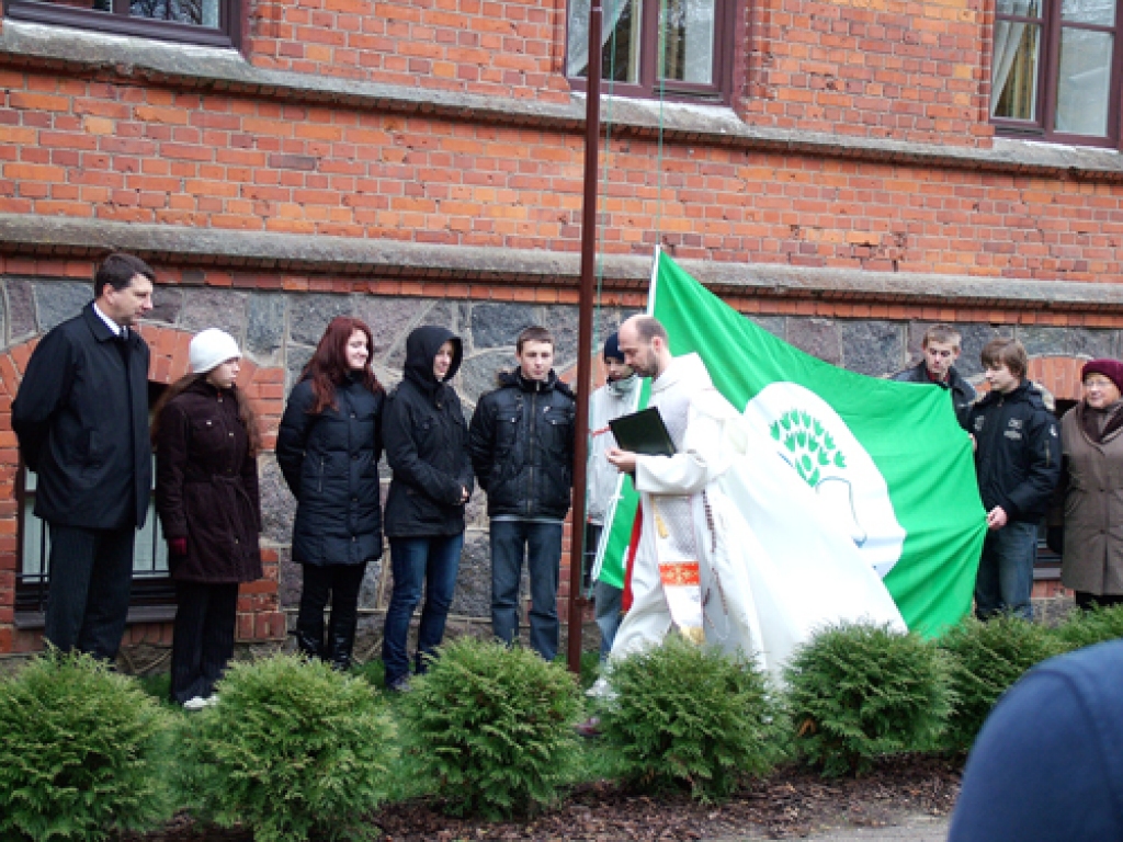 Zaļais karogs tiek pacelts pie Skaistkalnes vidusskolas. Ceremonijā piedalās arī Skaistkalnes paulīniešu ordeņa tēvs Jānis.
Autors: Žanna Zālīte