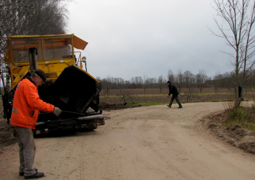 Mūsas ciemata Lakāju ielas asfaltēšanu veic SIA «Viona» strādnieki.
Autors: Vilnis Auzāns