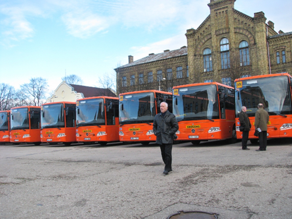 Vakar, 16. novembrī, Kurzemes un Zemgales 21 pašvaldība saņēma 2010. gadā ražotus autobusus skolēnu pārvadāšanai. 
Autors: Juris Iļņickis