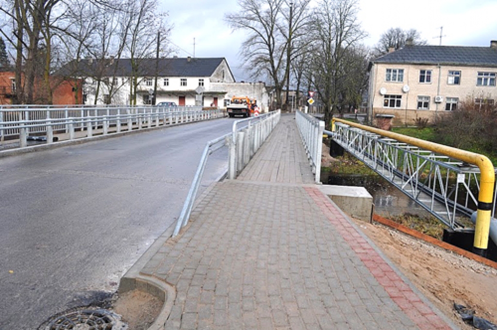 Būvnieki teju pabeiguši atjaunoto tiltu pār Iecavas upi uz Dartiju un Sila ielu.
Autors: Madara Ērgle