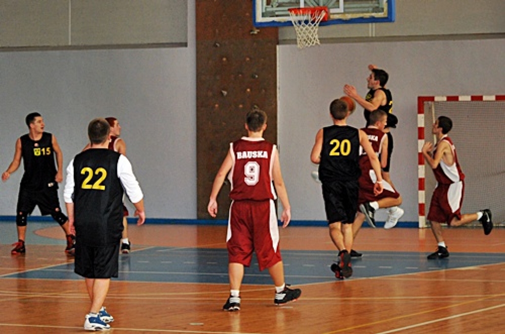 «Gailīšu» komandas spēlētāji (melnos tērpos) uzbrūk pretinieku grozam.
Autors: Uldis Varnevičs