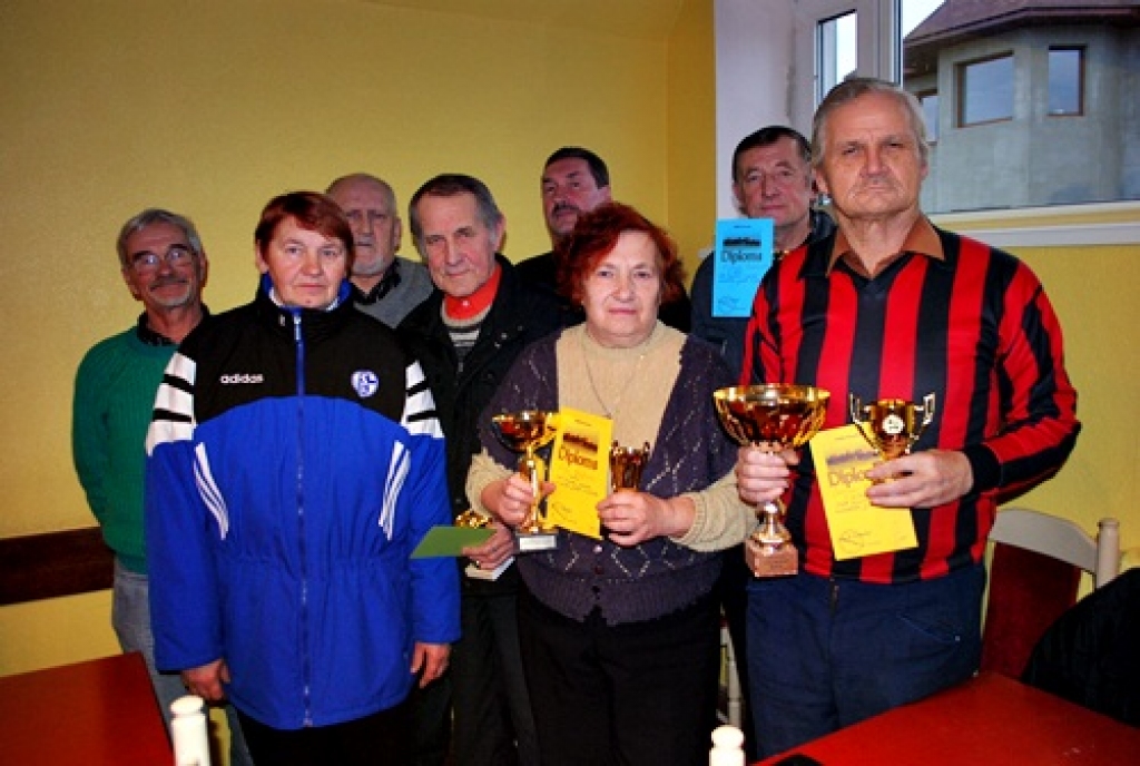 Daži no ISRB «Bauska» rīkotā zolītes turnīra dalībniekiem kopā ar kopvērtējuma kausu īpašniekiem – Ainu Bērziņu un Jāni Krūmiņu. 
Autors: Uldis Varnevičs