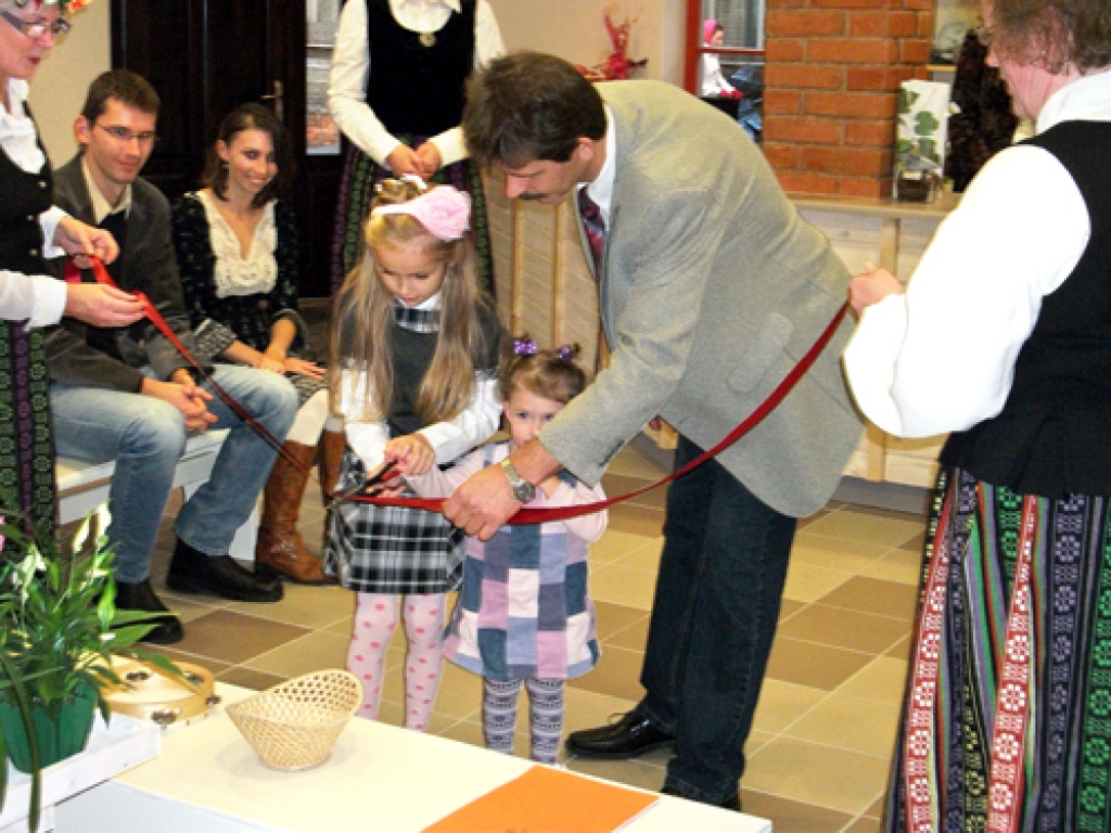 Pārgriezt sarkano lenti SIA «Ints&Co» valdes loceklim Intam Jākobsonam veikala «Rozīte» jauno telpu atklāšanas svētkos palīdz mazmeitas Elza Jākobsone un Madara Jankovska.
Autors: Kristaps Ābelnieks