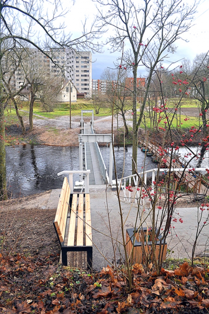 Līdzās pagaidu pontonu tiltam pabeigts jaunais gājēju tilts ar ērtām kāpnēm stāvākajā krastā, uz kuru laukumiņa novietots soliņš elpas atvilkšanai.
Autors: Madara Ērgle