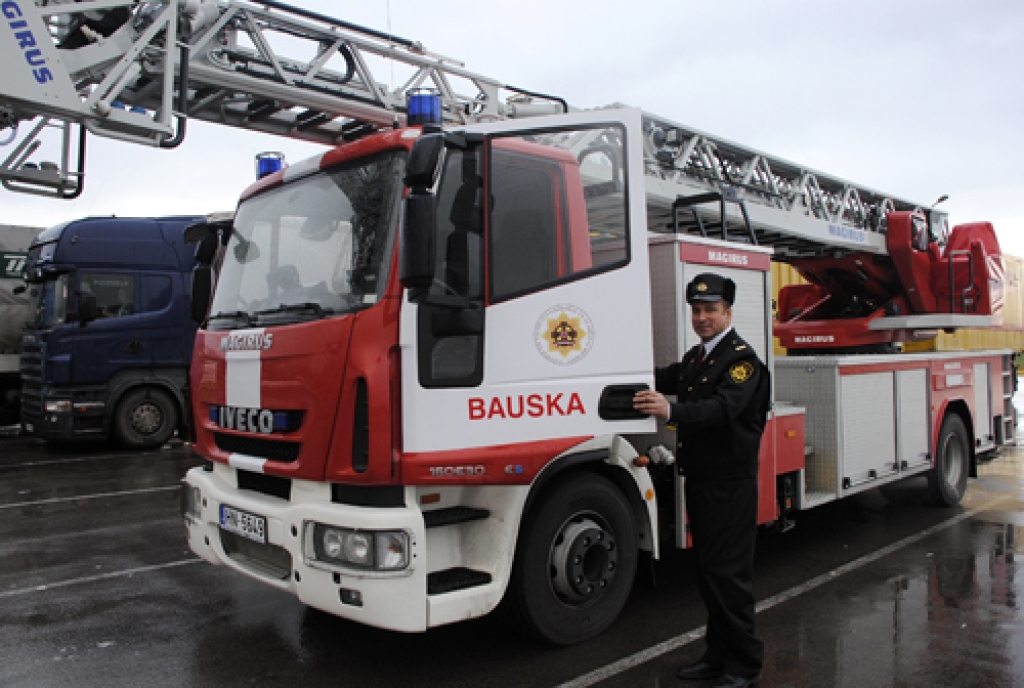 Šoferis Aivars Martusevičs bija pirmais, kas stūrēja jauno «Iveco» automobili. Turpmāk moderni aprīkotās kāpnes atradīsies Bauskas daļā, bet palīgā nelaimē nokļuvušajiem varēs steigties plašā reģionā.
Autors: Ivars Bogdanovs