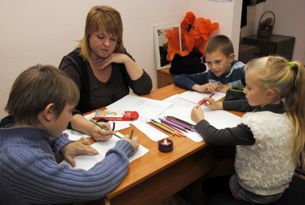 Kultūras centra «Dāvis» vadītāja Inese Viļuma kopā ar dažiem pasākuma dalībniekiem – Kārli Misiņu (pa labi no vadītājas), Kristapu Roni un Sonoru Roni. 
Autors: Ivars Bogdanovs