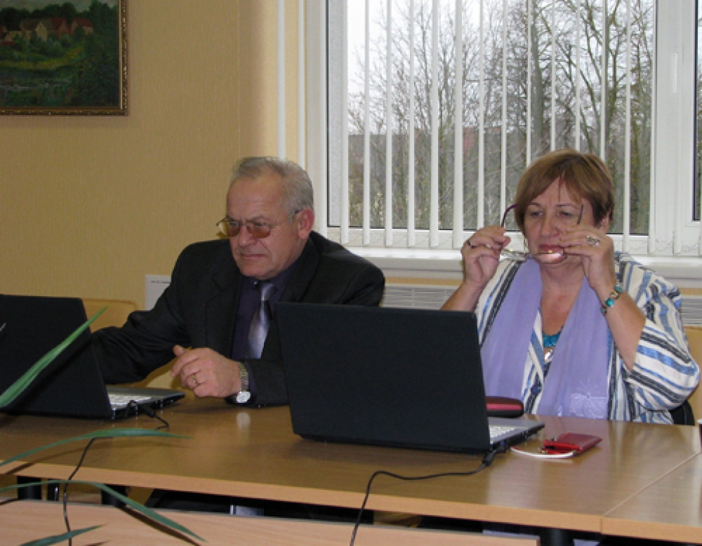 Deputāti Alvis Feldmanis un Vera Grigorjeva rūpīgi iepazinās ar izstrādāto saistošo noteikumu projektiem. 
Autors: Vilnis Auzāns