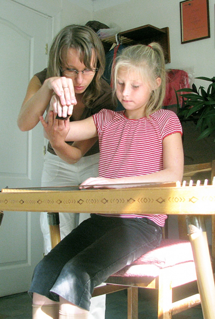 Kokles mācību stunda pie Alises Veisas.
Autors: no «Bauskas Dzīves» arhīva