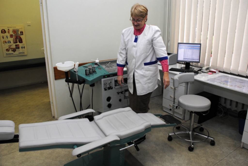 Mūsdienīgi aprīkotajā krēslā pacientu var novietot izmeklējumu veikšanai vispiemērotākajā pozā.
Autors: Ivars Bogdanovs