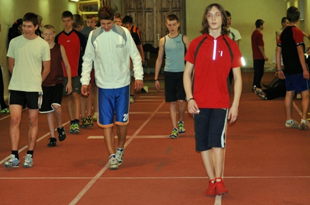 Puiši ar soļiem nomēra sev vajadzīgo ieskriešanās attālumu tāllēkšanai. 
Autors: Uldis Varnevičs