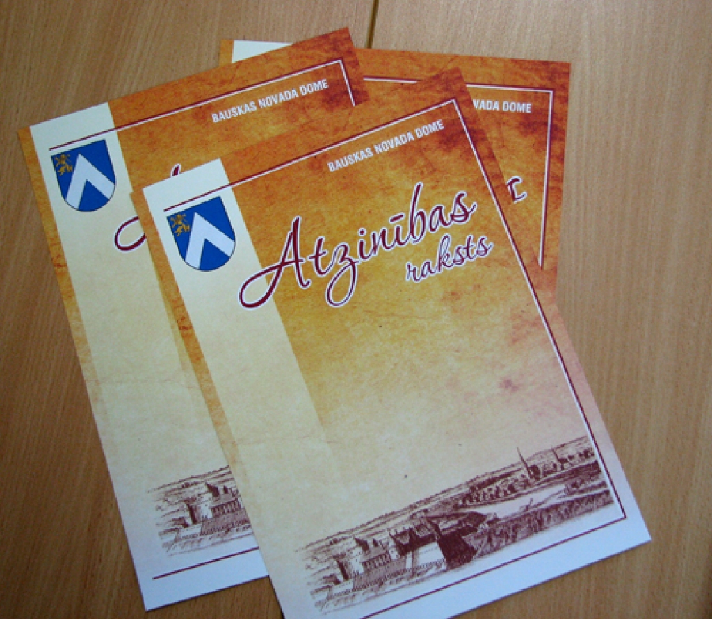 Pedagogi būs pirmie, kas saņems jaunizgatavotos Bauskas novada domes Atzinības rakstus. 
Autors: Vilnis Auzāns