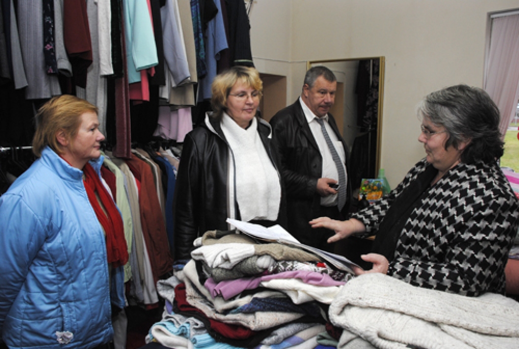 SK Bauskas komitejas Vecumnieku nodaļas vadītāja Tekla Biukšāne (no labās) iedrošināja Valles un Kurmenes nodaļas pievienoties. «Jums tikai jāuzraksta iesniegums,» Ligitai Dīcei un Verai Šahnovai skaidro LSK ģenerālsekretārs Uldis Līkops.
Autors: Ivars Bogdanovs