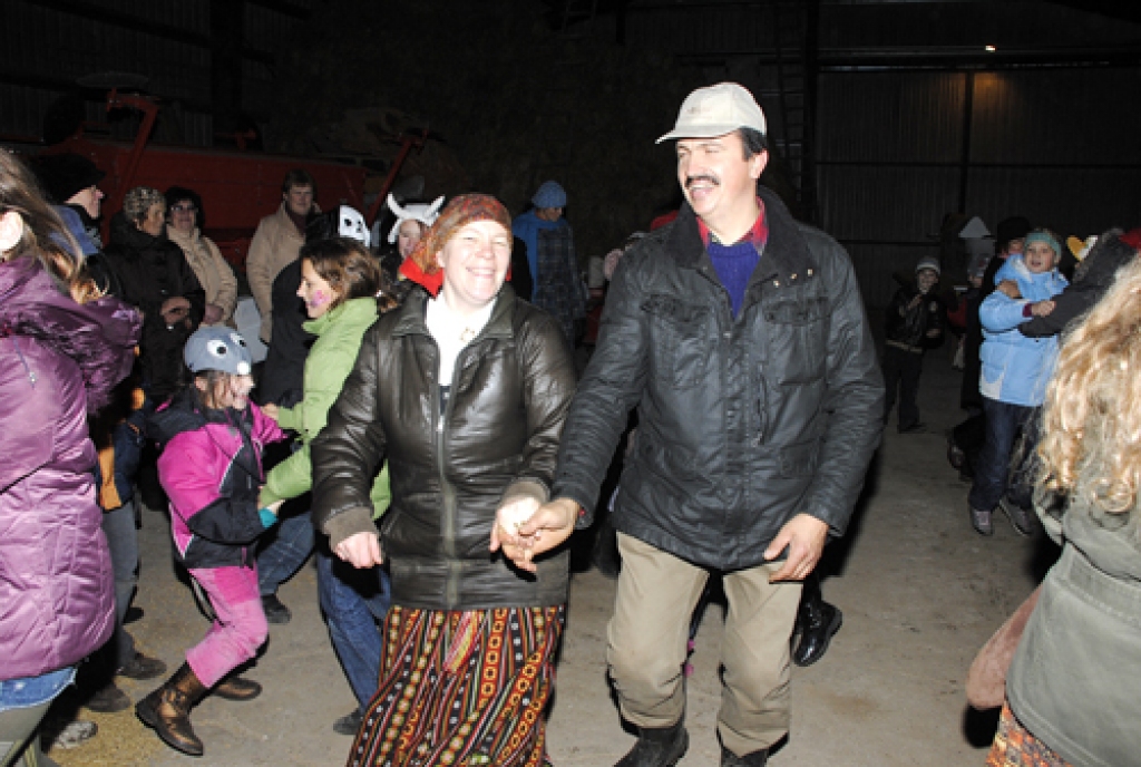 «Vaidelošu» saimnieki Daira un Arnolds Jātnieki Mārtiņdienas dejas solī.
Autors: Ivars Bogdanovs