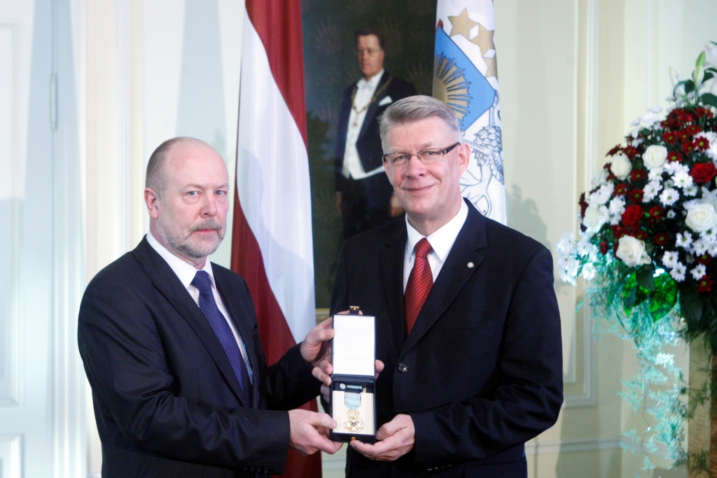 Rundāles pils restaurators tēlnieks Gunārs Grīnfelds saņēmis Triju Zvaigžņu ordeni. Ceremonijā kopā ar Valsts prezidentu Valdi Zatleru.
Autors: Toms Kalniņš (Valsts prezidenta kanceleja)  