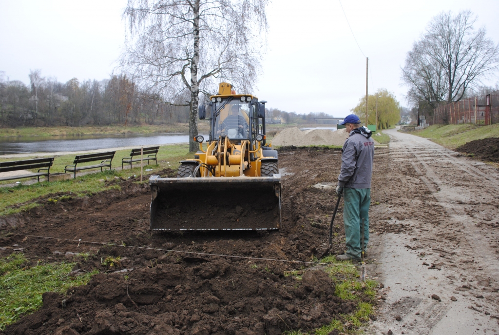 Kamēr vēl laika apstākļi ļauj, Mūsas krastā Bauskā autostāvlaukumu labiekārto SIA «V Service» no Rīgas. 
Autors: Ivars Bogdanovs